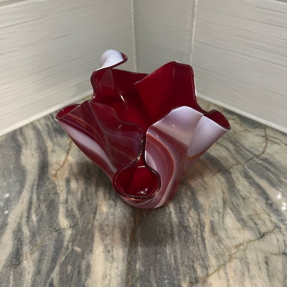 Swirl Handkerchief Burgundy White Art Glass Vase
Approx 4.5” tall - Picture 6 of 6